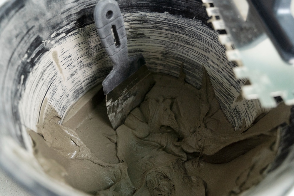 Poznaj zaprawy murarskie M-10, M-15 i M-20. Sprawdź czym się różnią, gdzie je stosować i jak dobrać klasę do rodzaju konstrukcji.